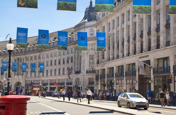 London, Storbritannien - 29 juli 2014: regent street i london, turister och bussar — Stockfoto