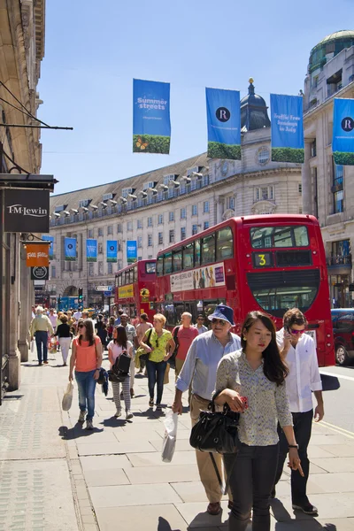 LONDRES, Reino Unido - 29 de julho de 2014: Regent street em Londres, turistas e autocarros — Fotografia de Stock