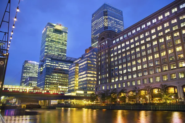 London, Verenigd Koninkrijk - 14 juni 2014: canary wharf op de schemering, beroemde wolkenkrabbers van Londen's financiële wijk bij avondschemering. — Stockfoto