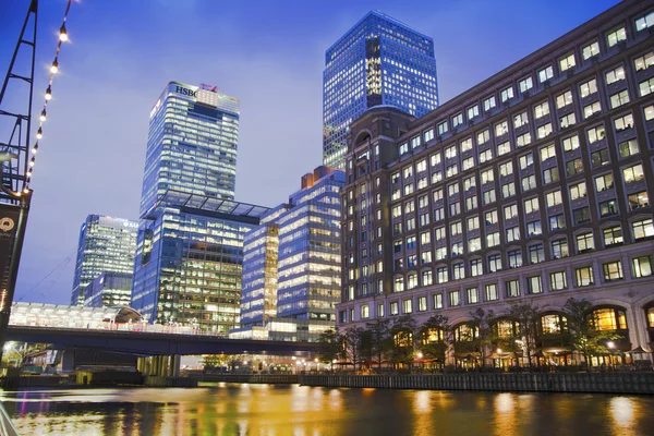 LONDON, UK - JUNE 14, 2014: Canary Wharf at dusk, Famous skyscrapers of London's financial district at twilight. — Stock Photo, Image