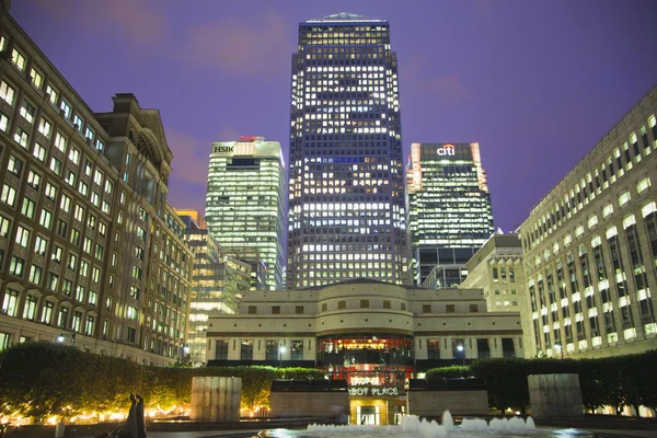 London, Großbritannien - 14. Juni 2014: Kanarienvogelsteg in der Abenddämmerung, berühmte Wolkenkratzer des Londoner Finanzviertels in der Dämmerung. — Stockfoto