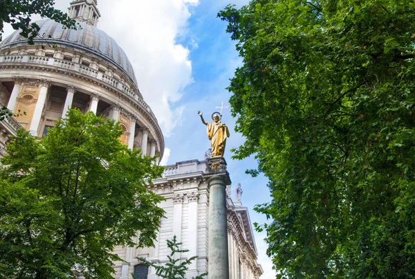 ロンドン、イギリス - 18 8 月 2014年: 聖パウルス大聖堂、庭からの眺め — ストック写真