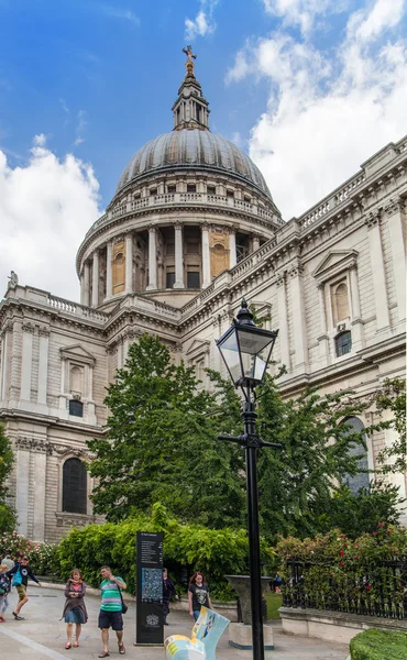 LONDON, UK - 18 AUGUST, 2014: St. Pauls cathedral, view from the garden — Stock Photo, Image