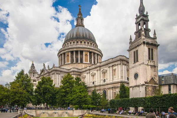 London, Velká Británie - 18 srpen, 2014: st. pauls cathedral, pohled ze zahrady — Stock fotografie