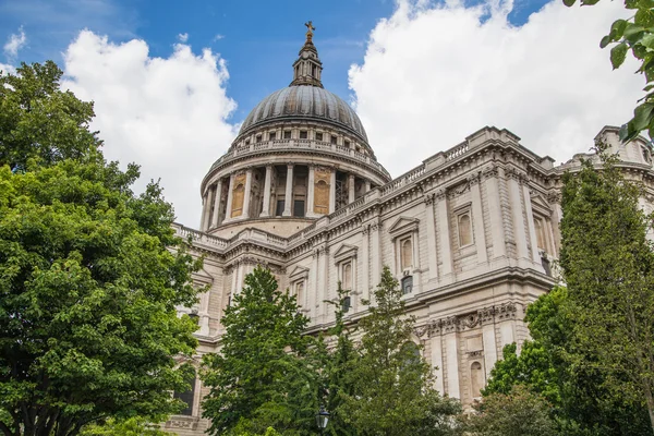 London, Wielka Brytania - 18 sierpnia, 2014: st. Paul 's cathedral, widok od ogrodu — Zdjęcie stockowe