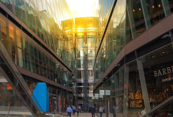 LONDON, UK - 18 AUGUST, 2014: Sun reflection in shopping centre windows, London — Stock Photo, Image