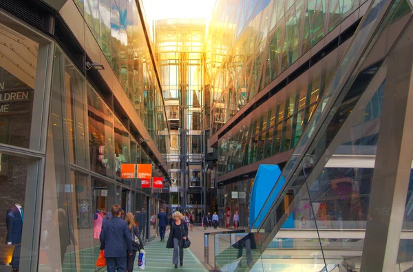 LONDON, UK - 18 AUGUST, 2014: Sun reflection in shopping centre windows, London — Stock Photo, Image