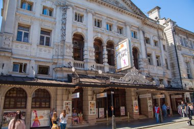 London, İngiltere - 22 Temmuz 2014: covent garden market, Londra, restoranlar, barlar, Pazar tezgahları, mağazalar ve kamu eğlenceli bilinen ana turistik.