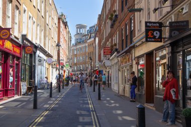 London, İngiltere - 22 Temmuz 2014: covent garden market, Londra, restoranlar, barlar, Pazar tezgahları, mağazalar ve kamu eğlenceli bilinen ana turistik.