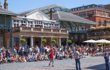 London, İngiltere - 22 Temmuz 2014: covent garden market, Londra, restoranlar, barlar, Pazar tezgahları, mağazalar ve kamu eğlenceli bilinen ana turistik.