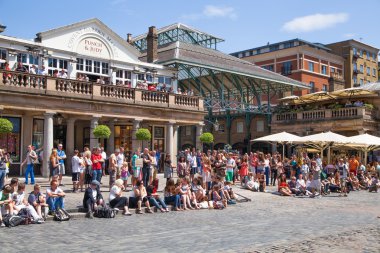London, İngiltere - 22 Temmuz 2014: covent garden market, Londra, restoranlar, barlar, Pazar tezgahları, mağazalar ve kamu eğlenceli bilinen ana turistik.