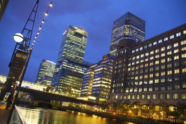 London, İngiltere - 14 Haziran 2014: canary wharf, Londra'nın finans bölgesine twilight, alacakaranlık, ünlü gökdelenler.
