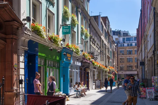 LONDRES, Reino Unido - 22 DE JULIO DE 2014: King St. Va en paralelo a Regent Street. Compras famosas y restaurantes aria — Foto de Stock