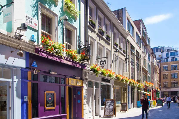 LONDON, Storbritannia - 22 JULY, 2014: Kingly st. går inn parallelt med Regent Street. Berømte butikker og restauranter - aria – stockfoto