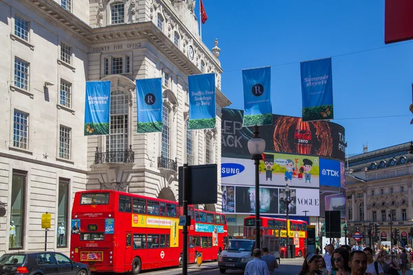 LONDRES, Reino Unido - 22 DE JULIO DE 2014: Personas y tráfico en Piccadilly Circus. Famoso lugar para citas románticas. Plaza fue construida en 1819 para unirse a Regent Street — Foto de Stock