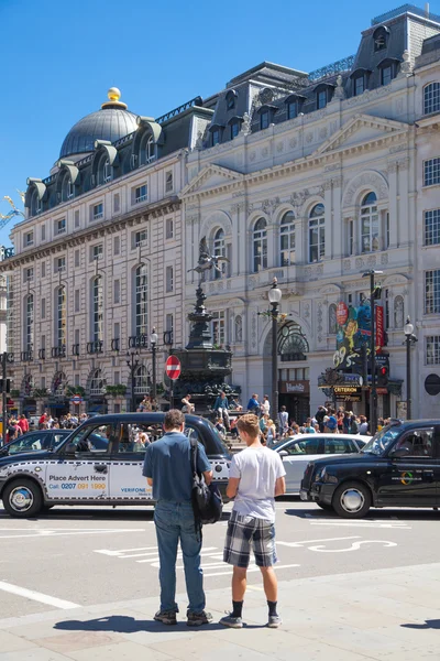 LONDRES, Reino Unido - 22 DE JULIO DE 2014: Personas y tráfico en Piccadilly Circus. Famoso lugar para citas románticas. Plaza fue construida en 1819 para unirse a Regent Street — Foto de Stock