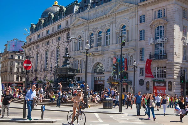 London, UK - 22. Juli 2014: Menschen und Verkehr im Piccadilly Circus. berühmter Ort für romantische Dates. Platz wurde 1819 erbaut, um sich der Regent Street anzuschließen — Stockfoto