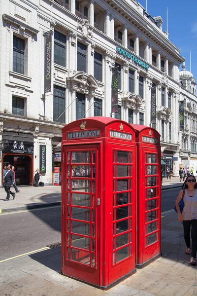 London, Wielka Brytania - 22 lipca 2014: czerwony telefon pole w Londynie — Zdjęcie stockowe