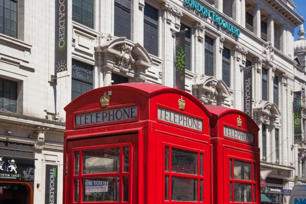 London, Verenigd Koninkrijk - 22 juli, 2014: rode telefooncel in Londen — Stockfoto