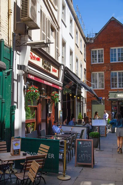 伦敦，英国-2014 年 7 月 22 日： 考文特花园市场，在伦敦，称为餐厅、 酒吧、 街市档位、 商店和公共娱乐的主要旅游景点之一. — 图库照片