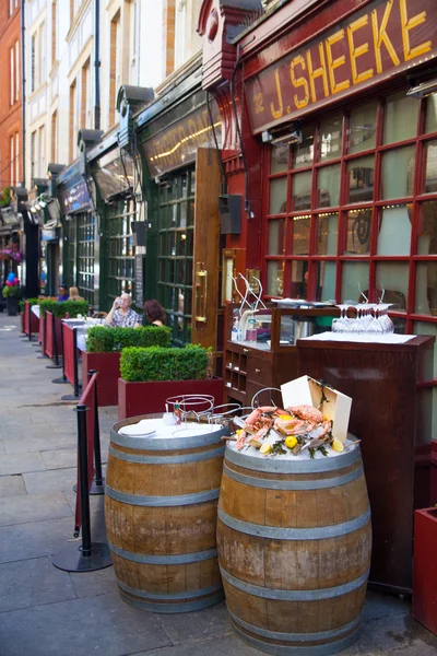 LONDON, UK - 22 JULY, 2014: Covent Garden market, one of the main tourist attractions in London, known as restaurants, pubs, market stalls, shops and public entertaining. — Stock Photo, Image