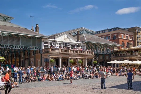 LONDON, UK - 22 JULY, 2014: Covent Garden market, one of the main tourist attractions in London, known as restaurants, pubs, market stalls, shops and public entertaining. — Stock Photo, Image