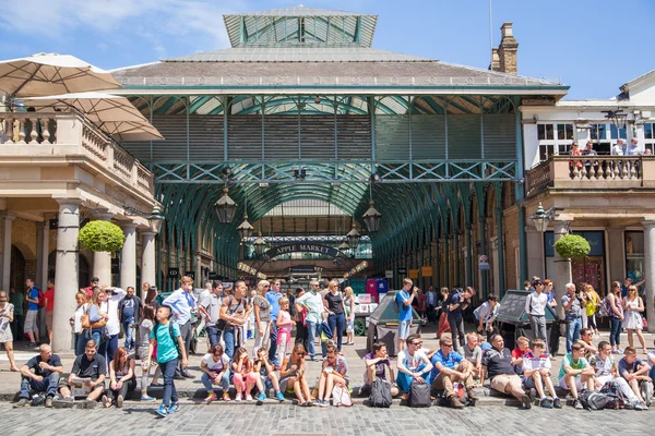 LONDON, UK - 22 JULY, 2014: Covent Garden market, one of the main tourist attractions in London, known as restaurants, pubs, market stalls, shops and public entertaining. — Stock Photo, Image