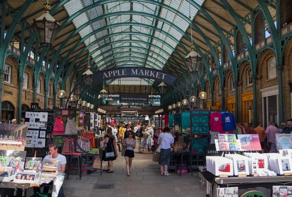 LONDRA, Regno Unito - 22 LUGLIO 2014: Covent Garden market, una delle principali attrazioni turistiche di Londra, conosciuta come ristoranti, pub, bancarelle, negozi e intrattenimenti pubblici . — Foto Stock
