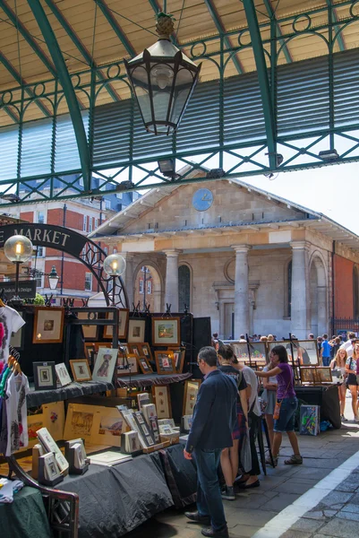 LONDON, UK - 22 JULY, 2014: Covent Garden market, one of the main tourist attractions in London, known as restaurants, pubs, market stalls, shops and public entertaining. — Stock Photo, Image