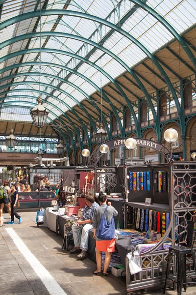 LONDON, UK - 22 JULY, 2014: Covent Garden market, one of the main tourist attractions in London, known as restaurants, pubs, market stalls, shops and public entertaining. — Stock Photo, Image