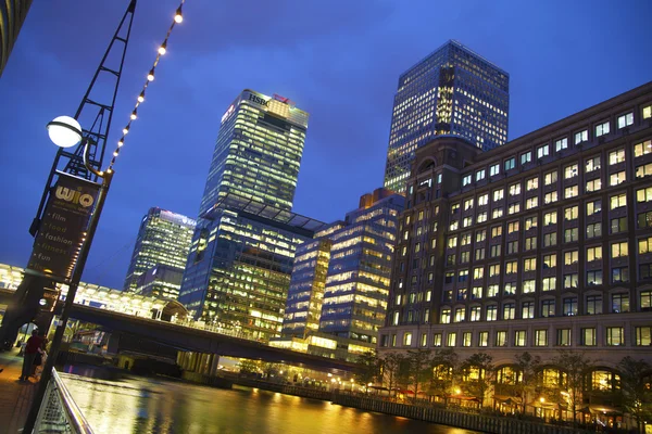 LONDON, UK - JUNE 14, 2014: Canary Wharf at dusk, Famous skyscrapers of London's financial district at twilight. — Stock Photo, Image