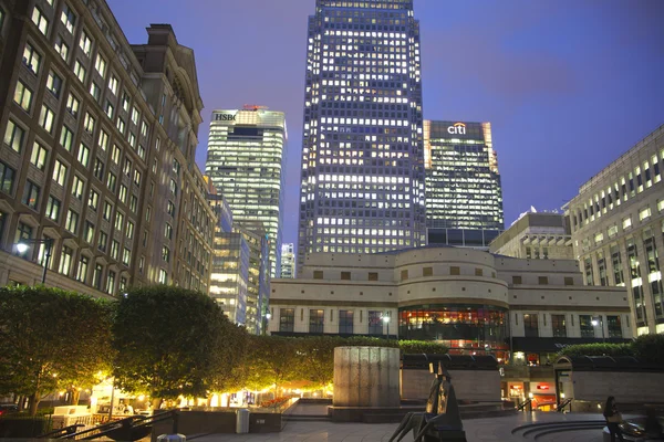 London, Großbritannien - 14. Juni 2014: Kanarienvogelsteg in der Abenddämmerung, berühmte Wolkenkratzer des Londoner Finanzviertels in der Dämmerung. — Stockfoto