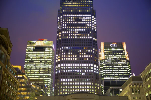 LONDON, UK - JUNE 14, 2014: Canary Wharf at dusk, Famous skyscrapers of London's financial district at twilight. — Stock Photo, Image