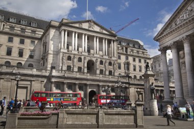Londra, İngiltere - 30 Haziran 2014: İngiltere'nin banka. Kare ve metro istasyonundan Londra, İngiltere - 30 Haziran 2014: İngiltere Bankası. Kare ve metro istasyonu
