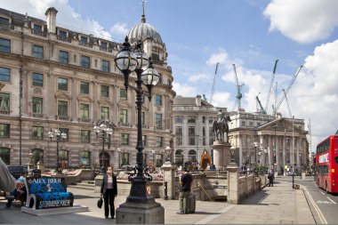 Londra, İngiltere - 30 Haziran 2014: İngiltere'nin banka. Kare ve metro istasyonundan Londra, İngiltere - 30 Haziran 2014: İngiltere Bankası. Kare ve metro istasyonu