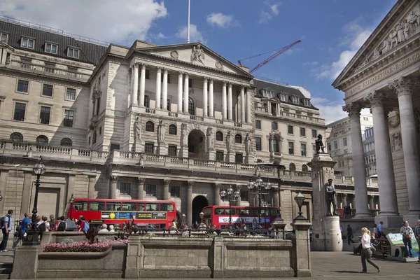 LONDRES, Reino Unido - 30 de junio de 2014: Banco de Inglaterra. Plaza y estación de metro LONDRES, Reino Unido - 30 de junio de 2014: Banco de Inglaterra. Plaza y estación de metro — Foto de Stock