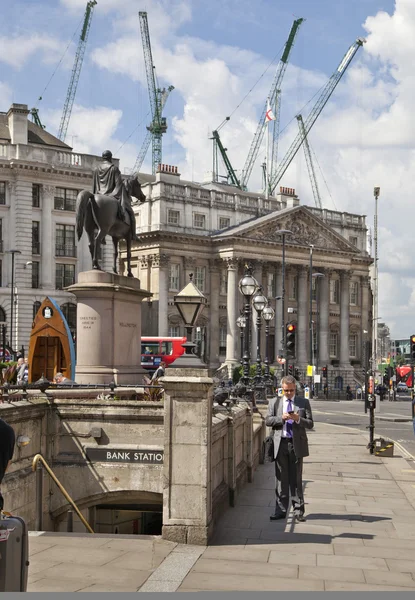 ロンドン、イギリス - 2014 年 6 月 30 日: イングランド銀行。広場し、地下鉄駅ロンドン、イギリス - 2014 年 6 月 30 日: イングランド銀行。広場や地下駅 — ストック写真