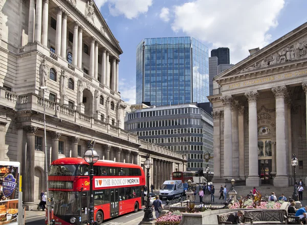 LONDRES, Reino Unido - 30 de junio de 2014: Banco de Inglaterra. Plaza y estación de metro LONDRES, Reino Unido - 30 de junio de 2014: Banco de Inglaterra. Plaza y estación de metro — Foto de Stock