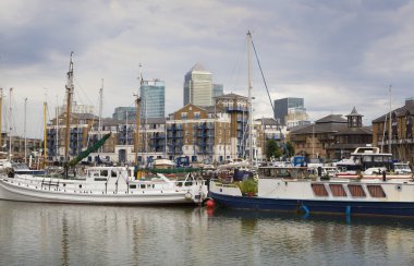 London, İngiltere - 3 Haziran 2014: limehouse basin merkezi Londra, tekneler ve yatlar ve canary wharf Manzaralı Daire için özel koyu