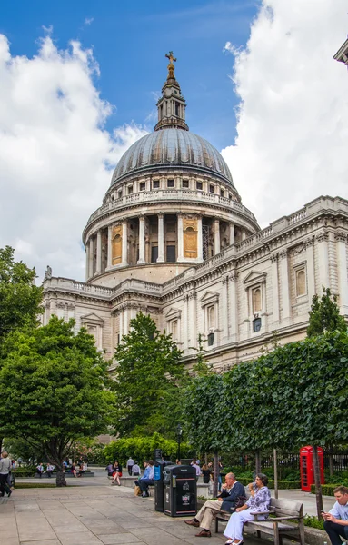 London, uk - 18 august, 2014: st. pauls cathedral, blick aus dem garten — Stockfoto