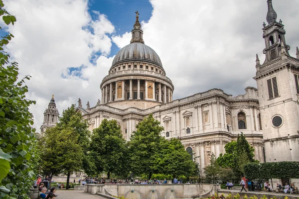 LONDRA, Regno Unito - 18 AGOSTO 2014: Cattedrale di St. Pauls, vista dal giardino — Foto Stock