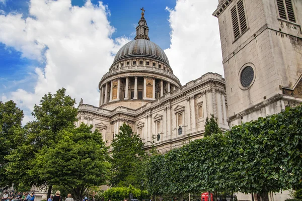 London, uk - 18 august, 2014: st. pauls cathedral, blick aus dem garten — Stockfoto
