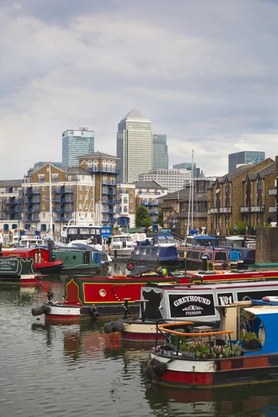 LONDON, UK - 3 JUNE 2014: Limehouse basin in the centre of London, private bay for boats and yatches and flats with Canary Wharf view — Stock Photo, Image