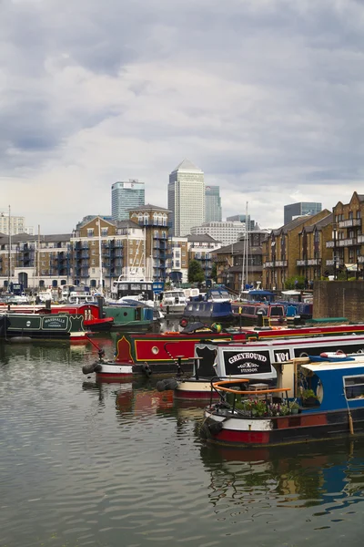LONDON, UK - 3 JUNE 2014: Limehouse basin in the centre of London, private bay for boats and yatches and flats with Canary Wharf view — Stock Photo, Image