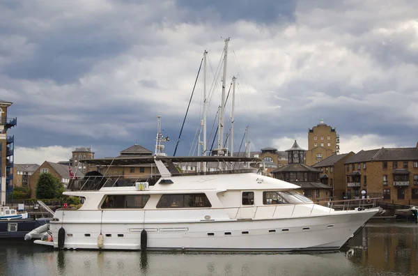 LONDON, UK - 3 JUNE 2014: Limehouse basin in the centre of London, private bay for boats and yatches and flats with Canary Wharf view — Stock Photo, Image