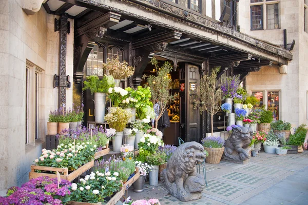 LONDON, UK - 22 JULY, 2014: Covent Garden market, one of the main tourist attractions in London, known as restaurants, pubs, market stalls, shops and public entertaining. — Stock Photo, Image