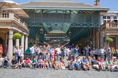 London, İngiltere - 22 Temmuz 2014: covent garden market, Londra, restoranlar, barlar, Pazar tezgahları, mağazalar ve kamu eğlenceli bilinen ana turistik.