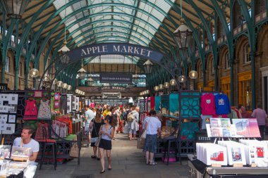 London, İngiltere - 22 Temmuz 2014: covent garden market, Londra, restoranlar, barlar, Pazar tezgahları, mağazalar ve kamu eğlenceli bilinen ana turistik.