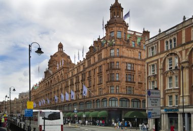 Londra, İngiltere - 3 Haziran 2014: Harrods mağazası, alışveriş ve Restoran turist noktası. Harrods 1849 açıldı