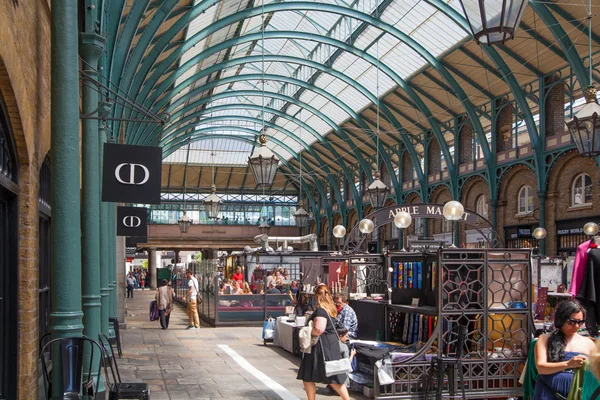 LONDON, UK - 22 JULY, 2014: Covent Garden market, one of the main tourist attractions in London, known as restaurants, pubs, market stalls, shops and public entertaining. — Stock Photo, Image